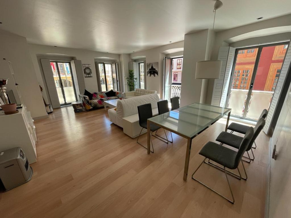Plaza Ayto Loft Hall